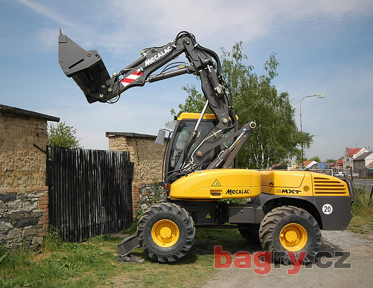 http://www.bagry.cz/var/ezwebin_site/storage/images/clanky/aktuality/viceucelovy_kolovy_stroj_mecalac_12mxt_prodelal_mensi_upravy/novy_mecalac_12mxt__1/87895-1-cze-CZ/novy_mecalac_12mxt.jpg