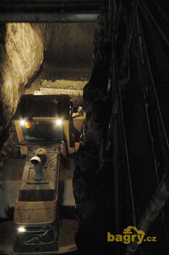 Kolový nakladač Volvo L120F v úzké uličce tunelu