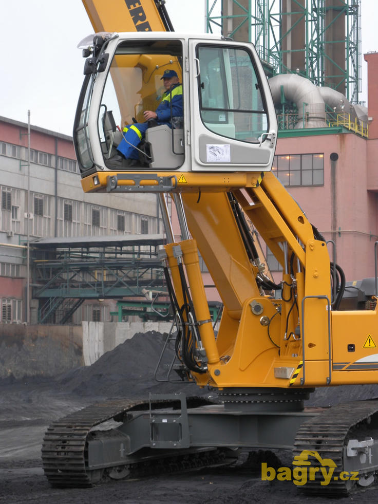 Detail zvednuté kabiny rypadla Liebherr R 934 C EW Litronic