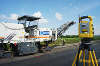 Totální stanice Trimble GCS900 společnosti Sitech, v pozadí fréza Wirtgen W2100 Totální stanice Trimble GCS900 společnosti Sitech, v pozadí fréza Wirtgen W2100